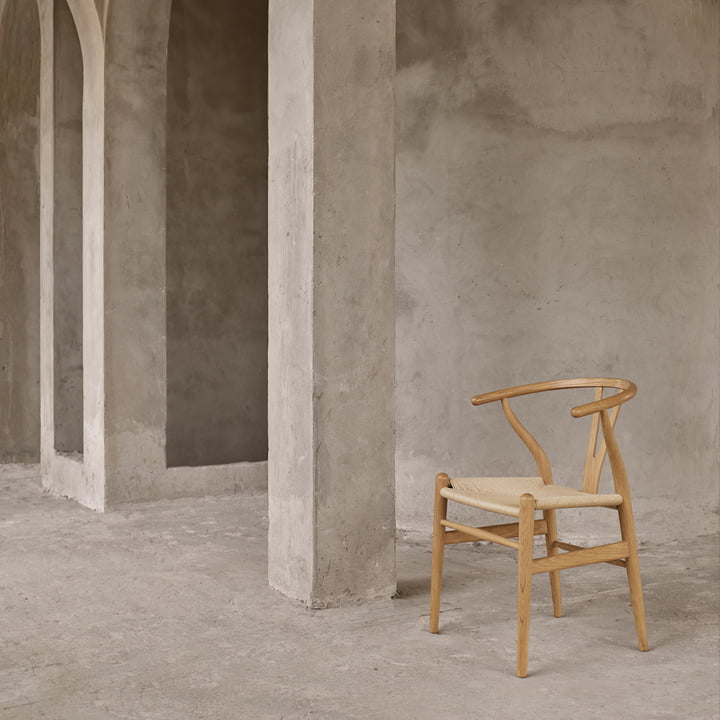 The CH24 Wishbone Chair from Carl Hansen with purist shapes and natural colors