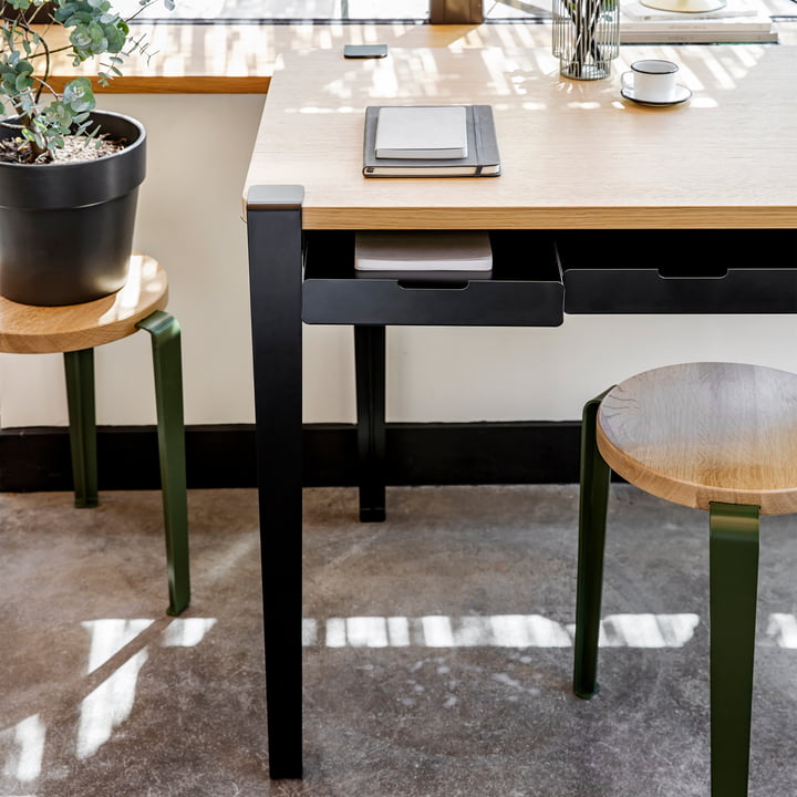 The MONOCHROME desk with drawers, oak, graphite black, by TipToe ensures order in the study