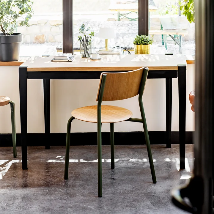 The MONOCHROME desk with drawers, oak, graphite black, and the SSD chair by TipToe combined in a bright study