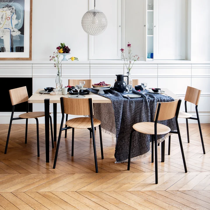 The SSD chair, oak, graphite black by TipToe as a timeless design TipToe in the dining area