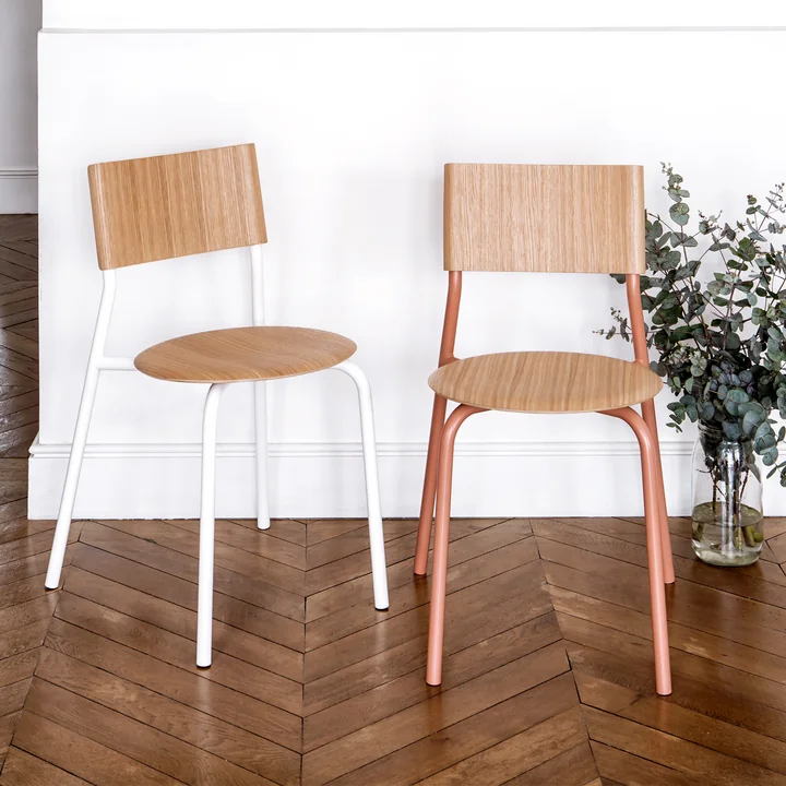 The SSD chair, oak, cloud white / oak, pink by TipToe gives the room a creative look
