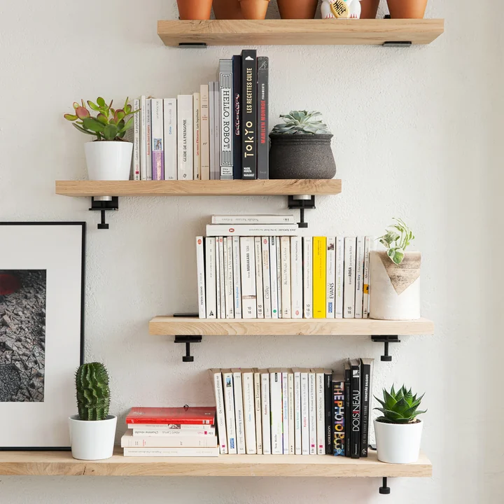 The table tops wall bracket, graphite black from TipToe as a supporting component of the shelves in the living room