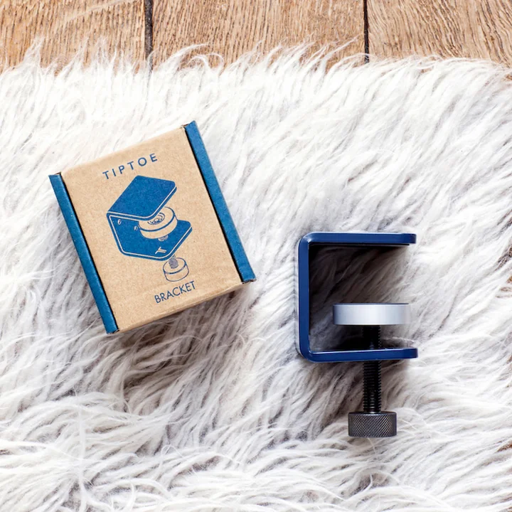 The table top wall bracket, mineral blue, from TipToe in addition to its material-saving packaging.