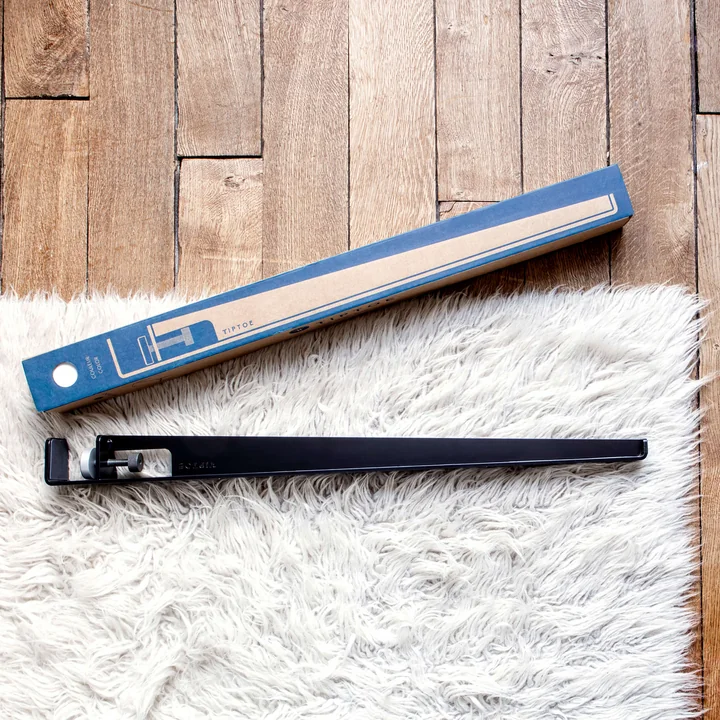 The table and desk leg H 75 cm mineral blue, from TipToe besides its material-saving packaging.