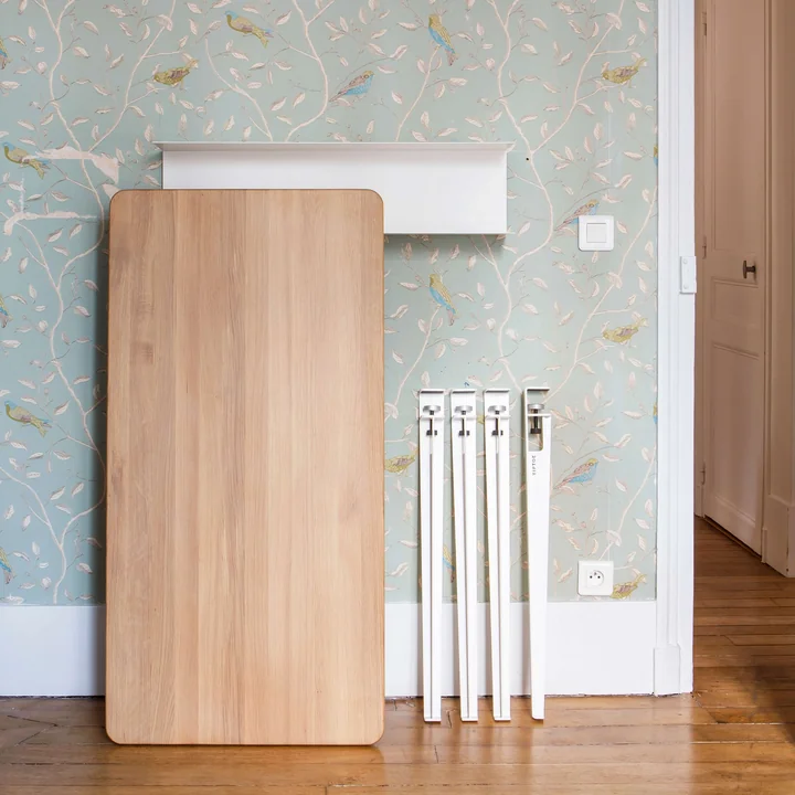The table and desk leg H 75 cm, cloudy white, from TipToe next to a matching wooden top also from TipToe