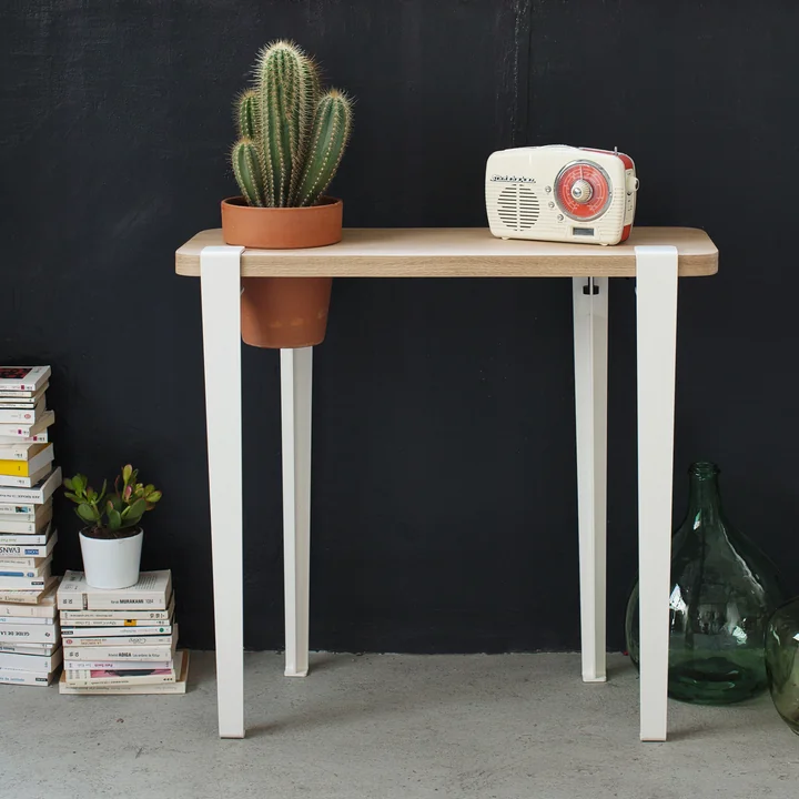 The table and desk leg H 75 cm, cloudy white, from TipToe as a small side table for decorative items.