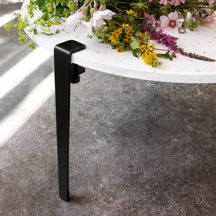 The Venezia coffee table from TipToe decorated with flowers