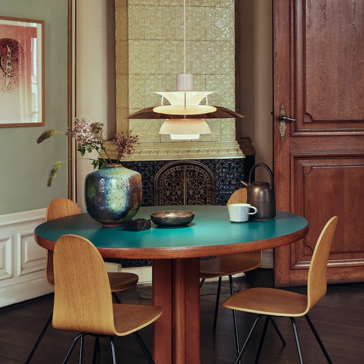 The PH 5 pendant light, copper, from Louis Poulsen in an antique dining area
