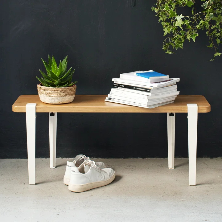 The DUKE bench oak, cloud white from TipToe as a shelf in the hallway