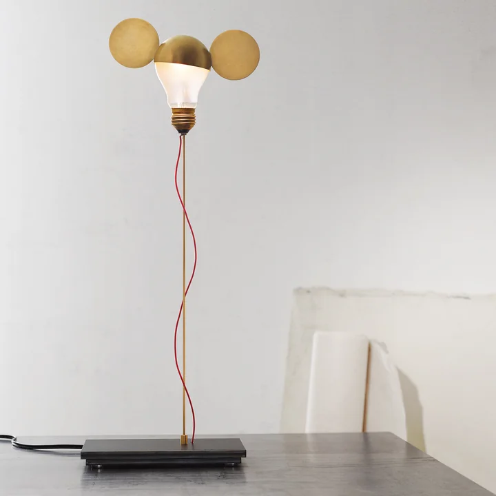 The I Ricchi Poveri Toto table lamp, brass (EU) from Ingo Maurer in the living room