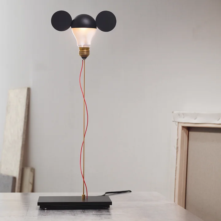 The I Ricchi Poveri Toto table lamp, black (EU) from Ingo Maurer on a table in the living room