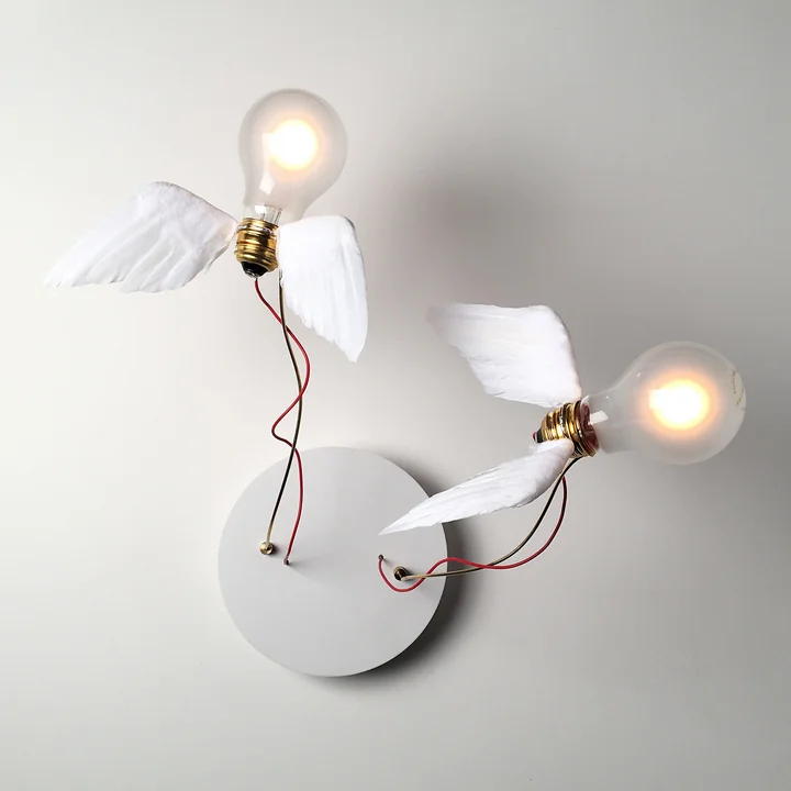 The Lucellino Doppio wall and ceiling lamp of Ingo Maurer represents two luminous birds