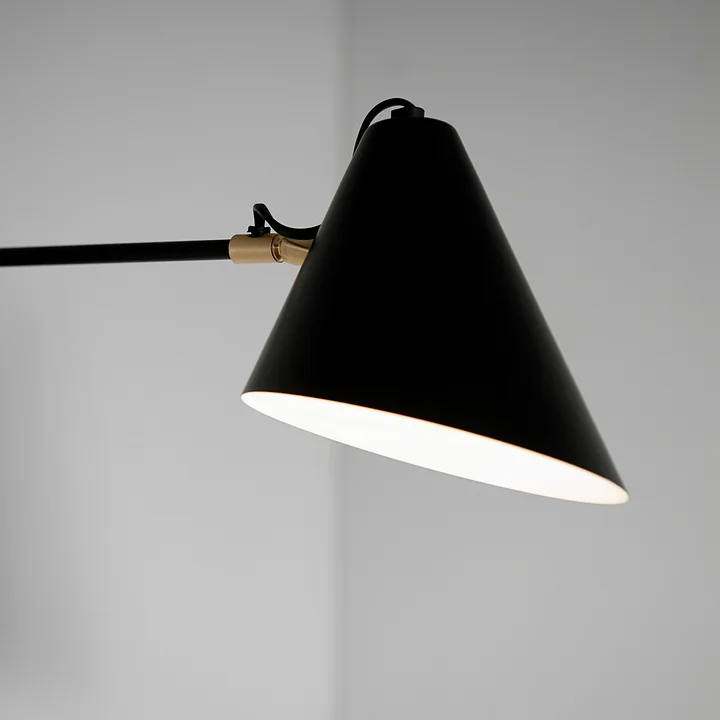 The Club wall lamp, single / black by House Doctor is characterized by an asymmetrical lampshade