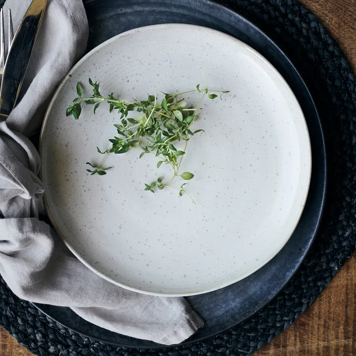 The Pion plate, Ø 21.5 cm, gray / white on the dining table
