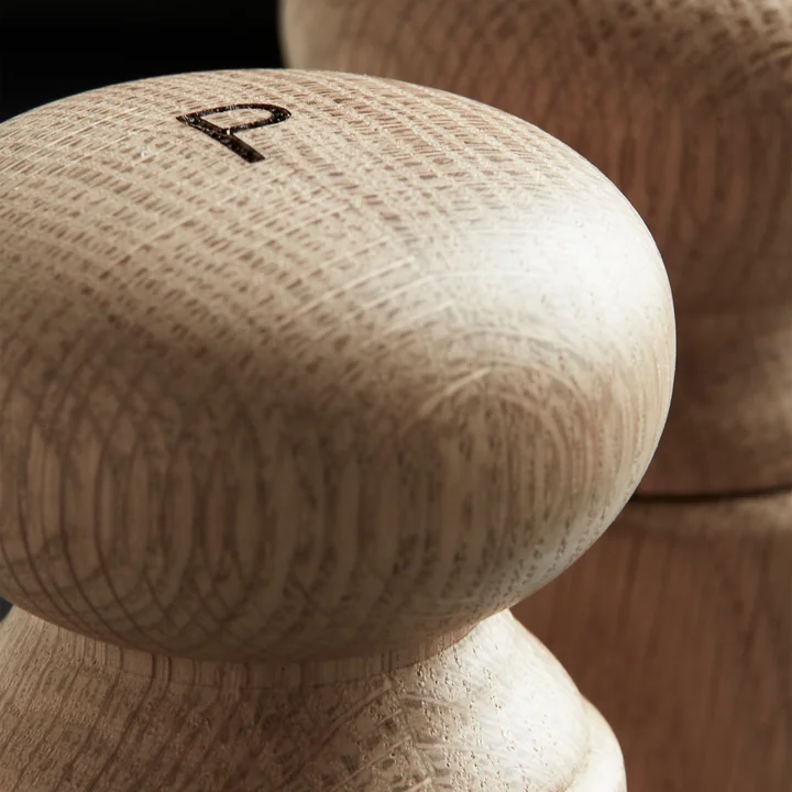 The Wardha salt and pepper mill (set of 2), oak by House Doctor has a printed letter to distinguish it