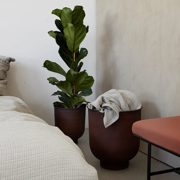 The Vig plant pots, burnt henna (set of 2) from House Doctor as storage for laundry