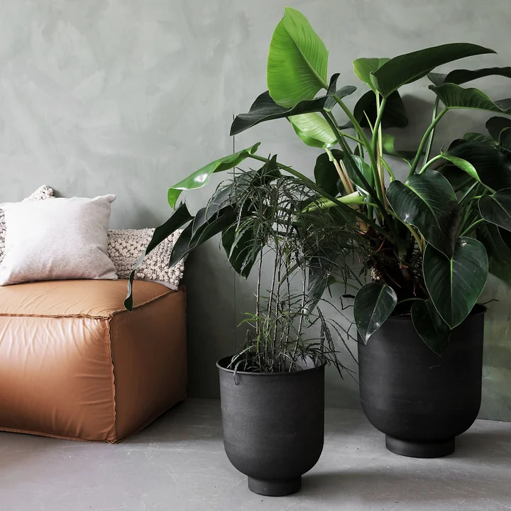 The Vig plant pots, gray (set of 2) from House Doctor next to the sofa in the living room