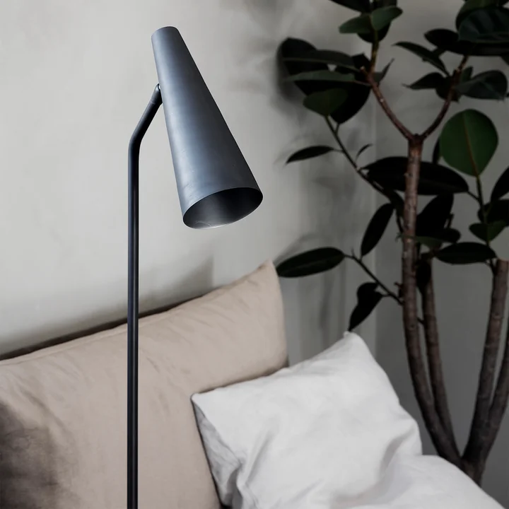 The floor lamp Precise, matt black by House Doctor fits into any ambience thanks to its slim shape
