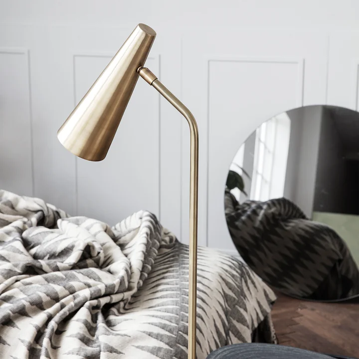 The floor lamp Precise, brass by House Doctor is characterized by clear, minimalist shapes