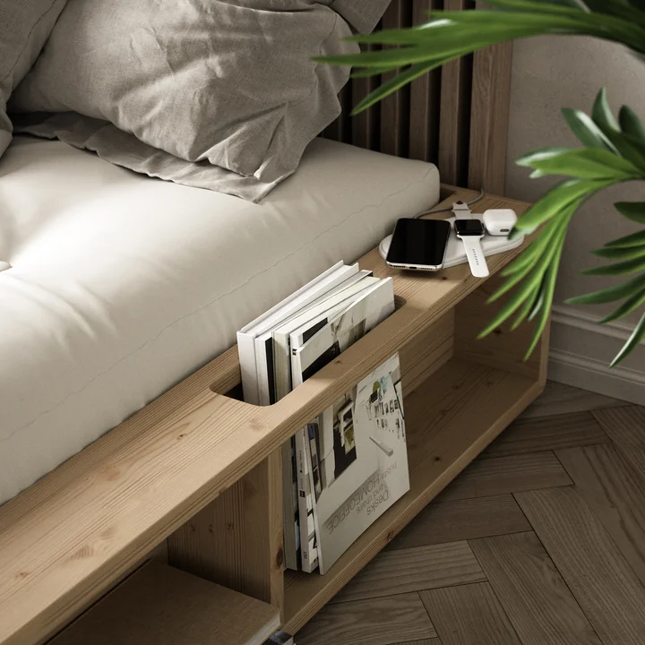 The Ziggy bed frame with slatted frame and storage of Karup Design offers space for magazines, smartphone and co.