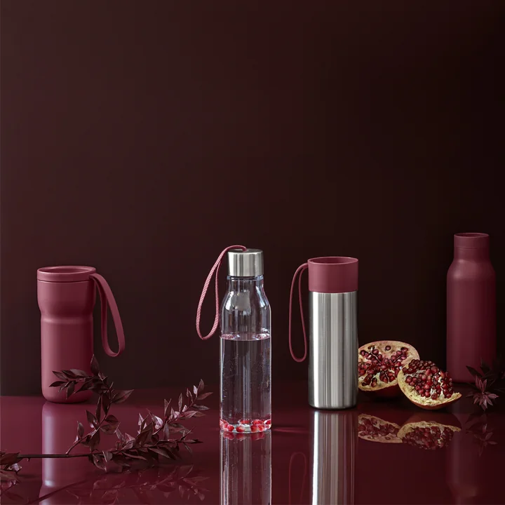 The Nordic Kitchen thermo mug in combination with other bottles and thermo containers in pomegranate from Eva Solo