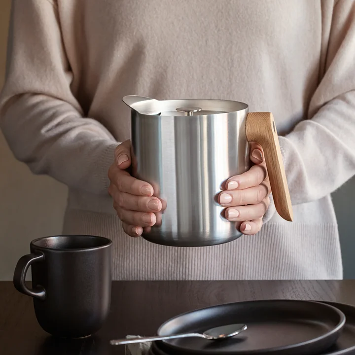 The Nordic Kitchen tea maker by Eva Solo can be safely gripped by hand