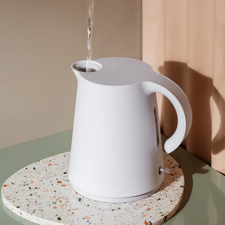 The Rise kettle from Eva Solo in use in the kitchen