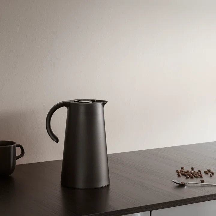 The Rise vacuum jug from Eva Solo on the kitchen counter