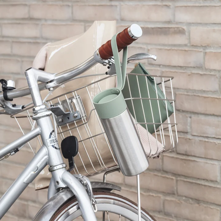 The To Go Thermobeaker from Eva Solo on the bike handlebars