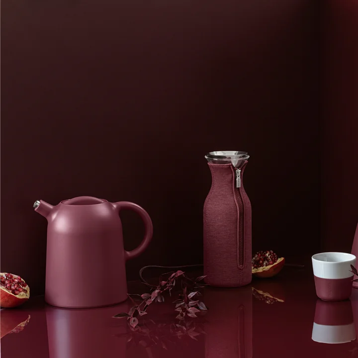 The Thimble vacuum jug from Eva Solo in combination with the refrigerator carafe and the espresso mug