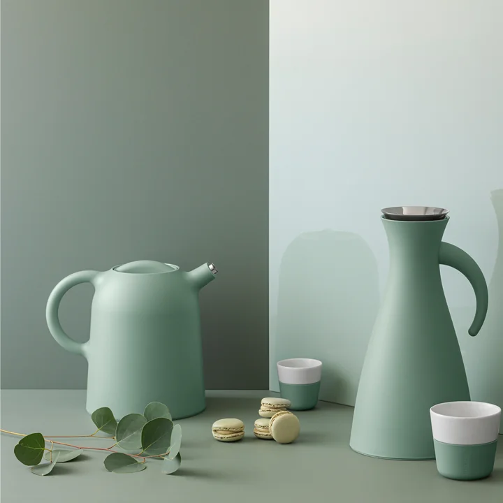 The Thimble vacuum jug from Eva Solo in combination with the coffee vacuum jug and the espresso mug