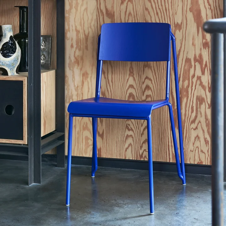 The Petit Standard chair, ultra marine blue / ultra marine blue by HAY as a splash of color in an ambience with lots of wooden elements
