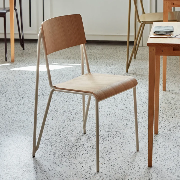 The Petit Standard chair, pearl / oak matt lacquered by HAY impresses with its unobtrusive color tones