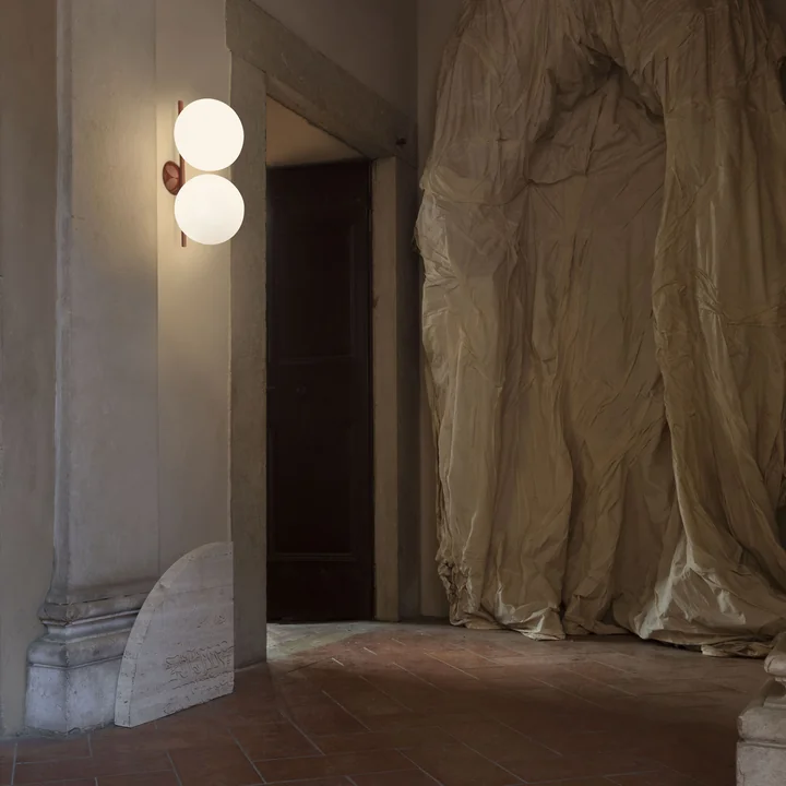 The IC DOUBLE wall and ceiling lamp by Flos exudes an atmosphere full of Flos