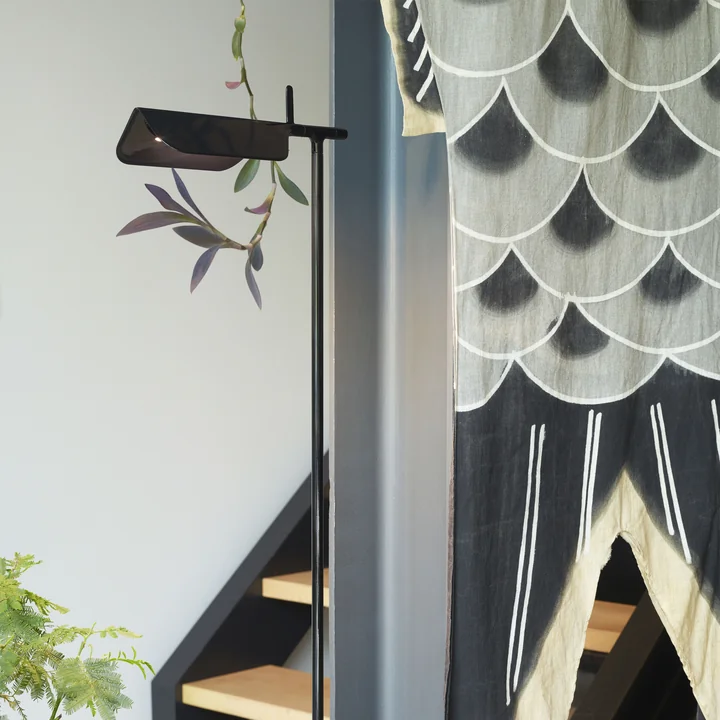 The Tab F LED floor lamp as a discreet eye-catcher in the living room