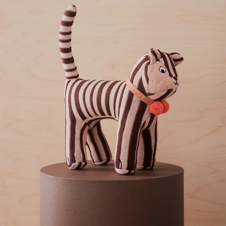 The knitted cuddly toy from OYOY as a striped cat with collar
