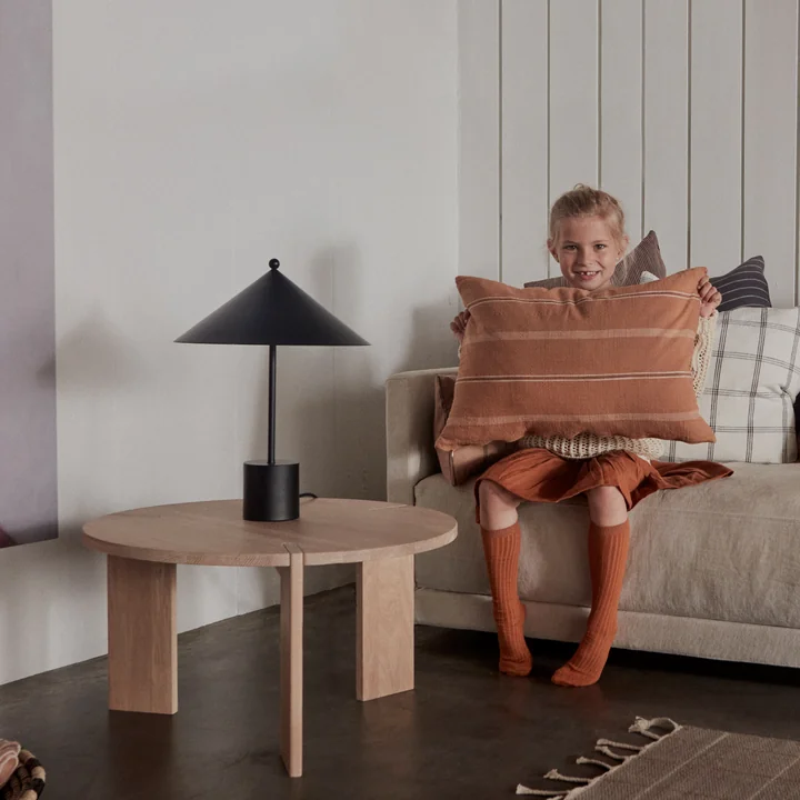 The OY coffee table with table lamp next to the sofa in the living room