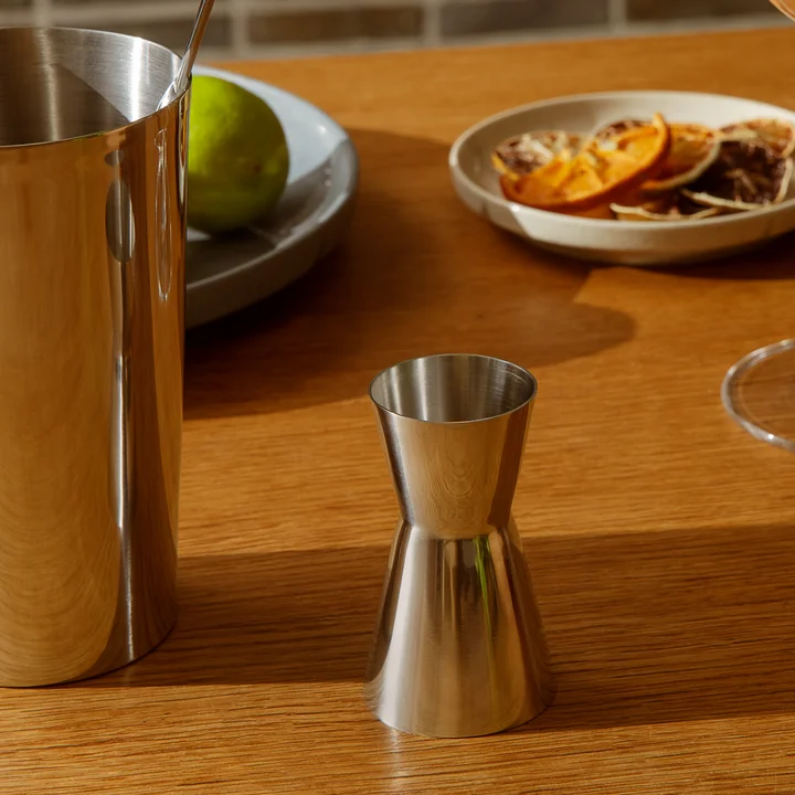 The Grand Cru measuring cup, 2 cl / 4 cl, stainless steel during preparation