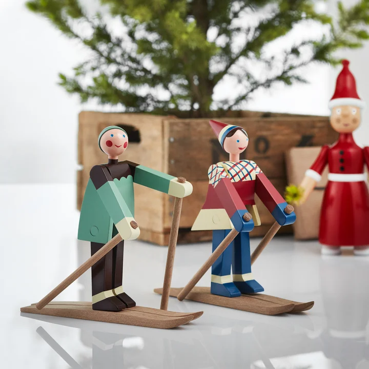 Skiers Boje and Datti on the road in winter