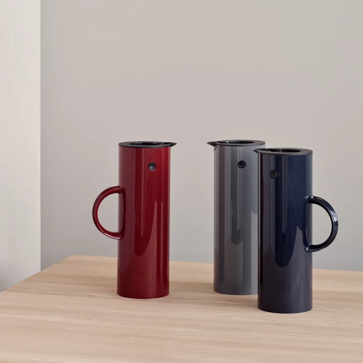 The vacuum jug Classics EM 77 from Stelton in its various colors