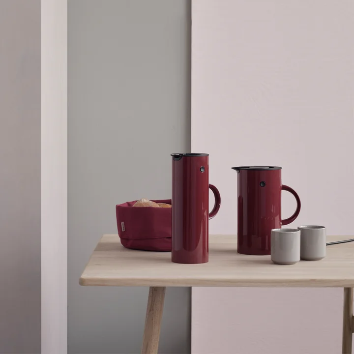 The EM 77 kettle in combination with the vacuum jug Classics EM 77 by Stelton
