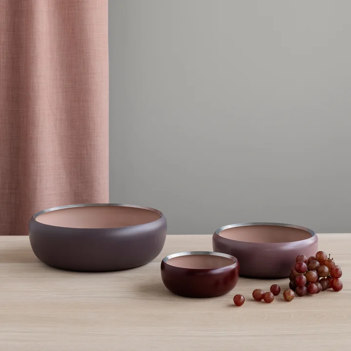 The Ora bowl of Stelton in its different versions on the wooden table