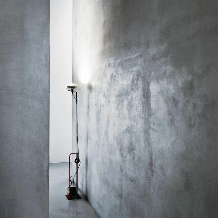 The Toio ceiling spotlight by Flos illuminates the corridor