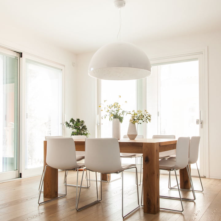 The Skygarden Pendant lamp from Flos above the dining table