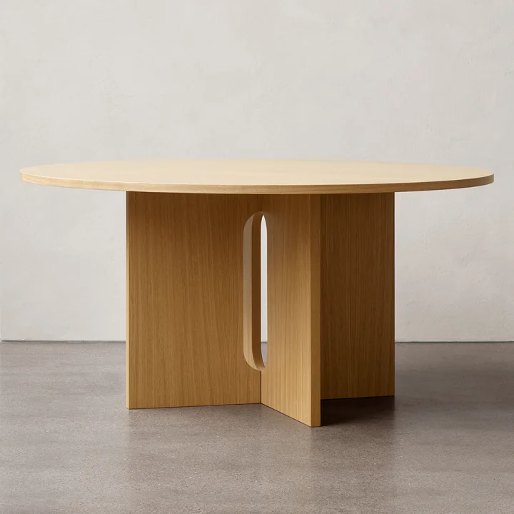 The Androgyne dining table Ø 150 cm, natural oak from Audo impresses with its clean lines and design