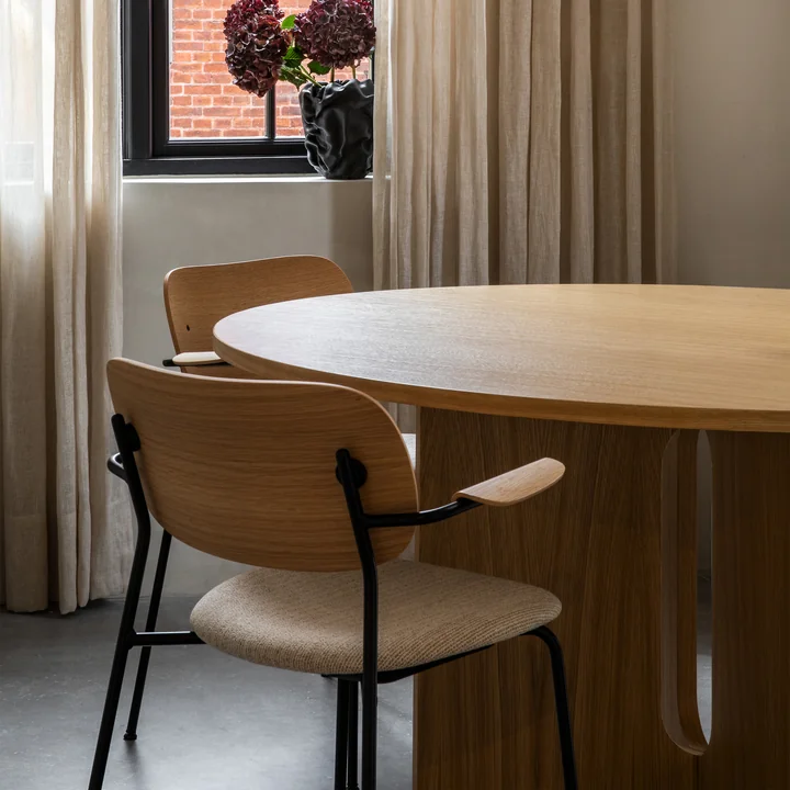 The Androgyne dining table Ø 150 cm, natural oak and the Co Lounge Chair from Audo in combination