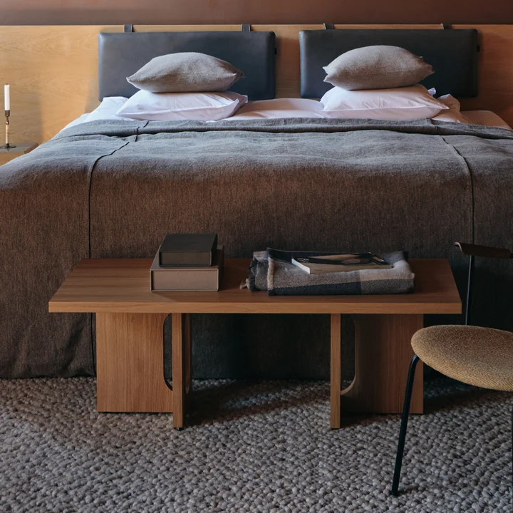 The Androgyne coffee table 120 x 45 cm, natural oak from Audo as a shelf at the end of the bed in the bedroom