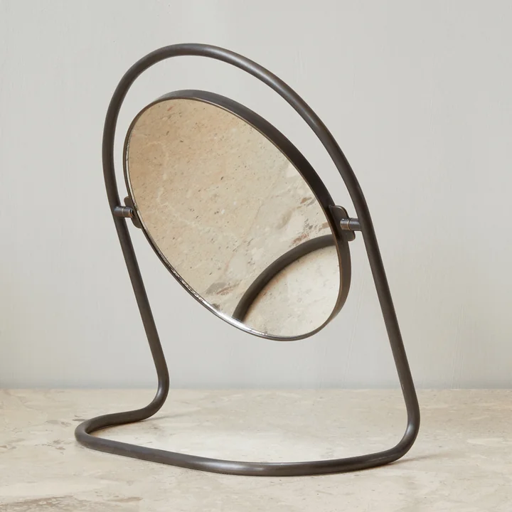 The Nimbus table mirror, brass bronze of Audo convinces with its curved frame