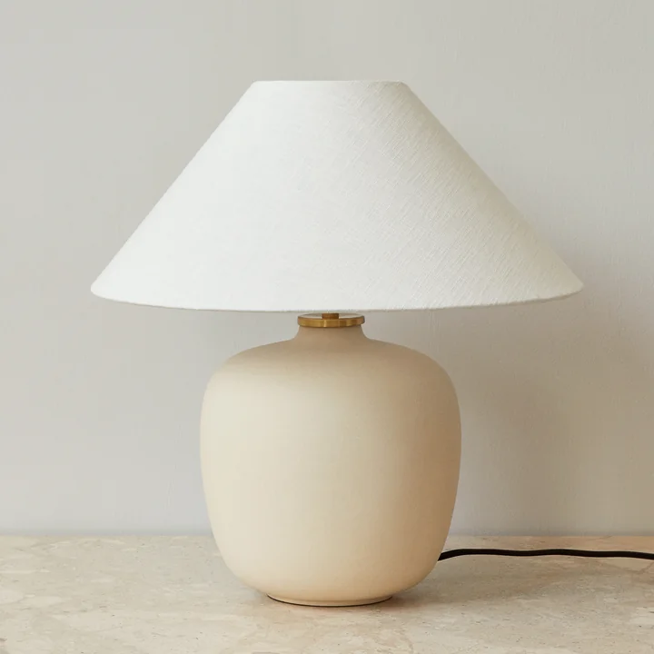The Torso table lamp, sand / off white from Audo impresses with its contrasting materials