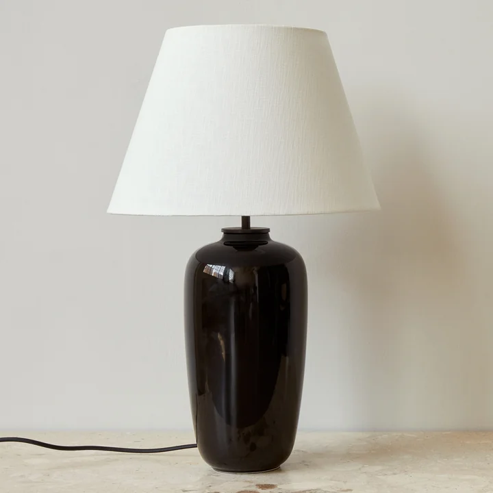 The Torso table lamp, black / off white from Audo impresses with its contrasting materials